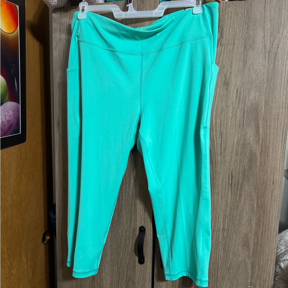 Vibrant Aqua Cropped Leggings